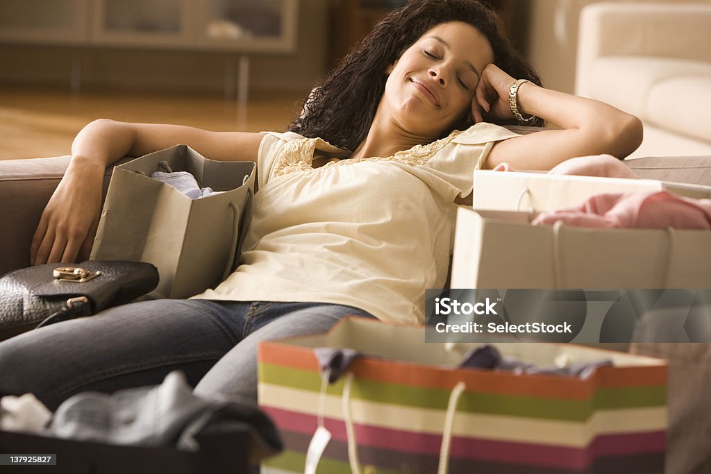 Agotado Mujer después de compras - Foto de stock de Sofá libre de derechos