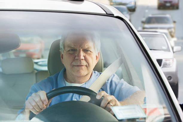 高齢男性お車での運転の交通 - driving car traffic men ストックフォトと画像