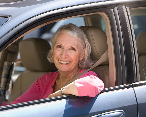 femme âgées souriant à côté conducteur de la voiture - west new york new jersey photos et images de collection