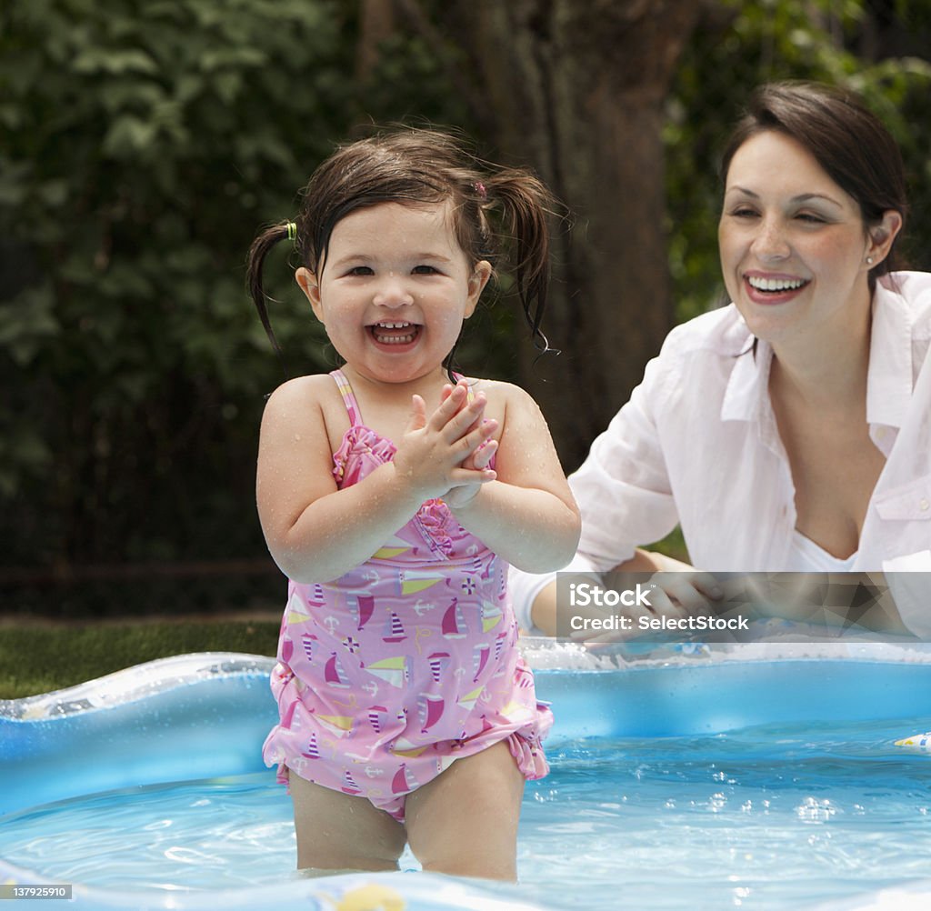 Niña niño jugando en la piscina - Foto de stock de Hija libre de derechos