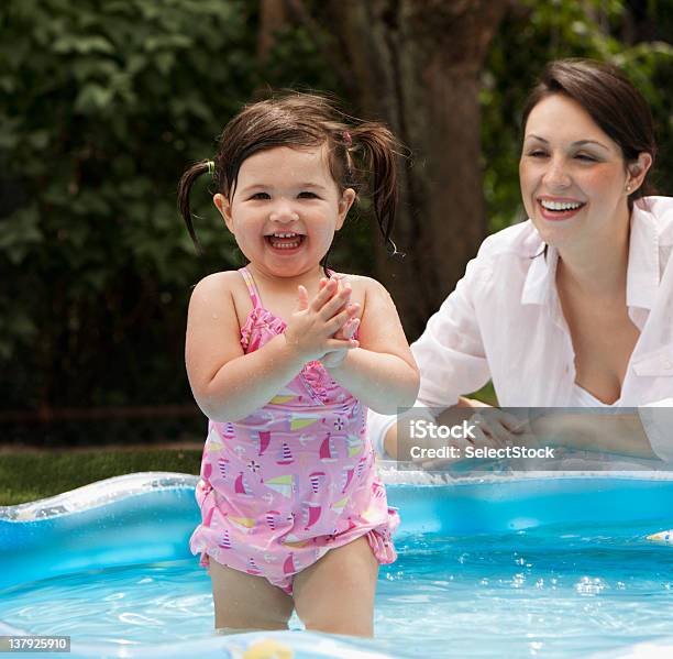 Photo libre de droit de Fille Enfant Jouant Dans La Piscine banque d'images et plus d'images libres de droit de Fille de - Fille de, Mère, New Jersey