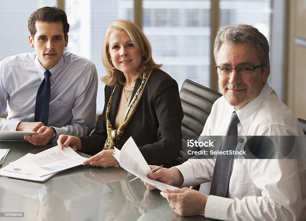 Retrato de três empresários em uma reunião a sorrir - Royalty-free 25-29 Anos Foto de stock