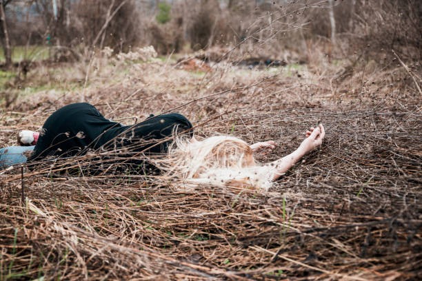 joven asesinada en el campo - anti sex fotografías e imágenes de stock