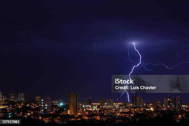 Lightning 통해 도시 구름에 대한 스톡 사진 및 기타 이미지 - 구름, 기상 이변, 날씨