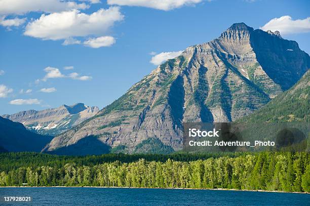 Montañas Rocosas Lago Macdonald Foto de stock y más banco de imágenes de Aire libre - Aire libre, Color - Tipo de imagen, Espacio en blanco