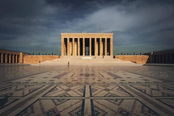 vista frontal de anitkabir. tiro editorial em ancara. - national landmark editorial color image horizontal - fotografias e filmes do acervo