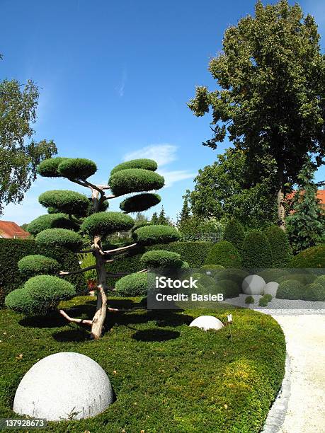 Photo libre de droit de Jardin Méditerranéen banque d'images et plus d'images libres de droit de Boule de contemplation - Boule de contemplation, Allée de jardin, Arbre