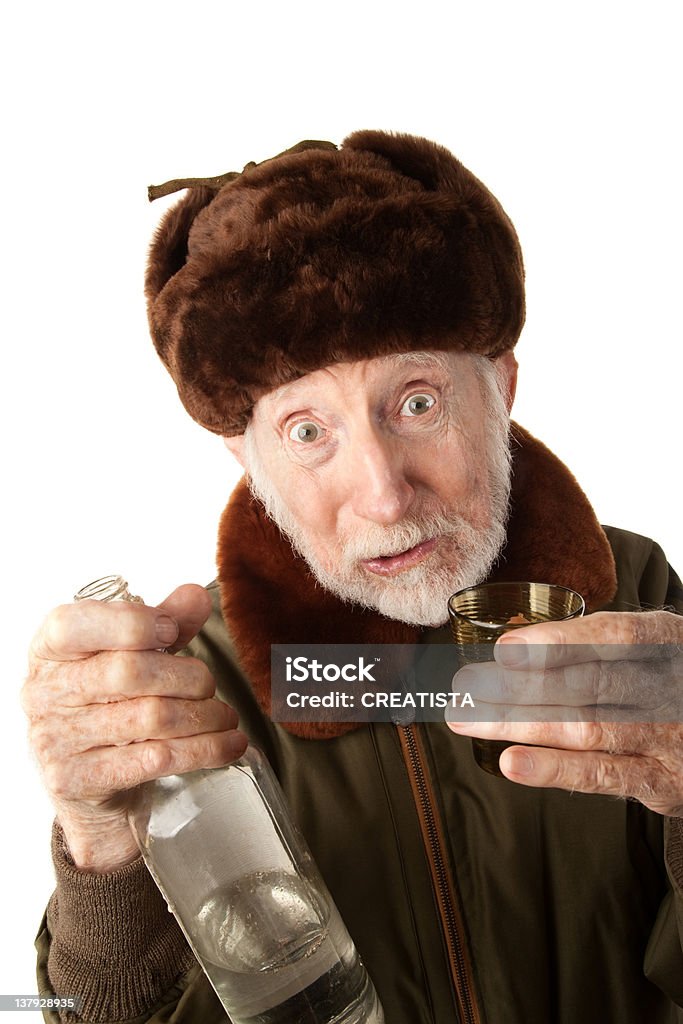 Russian homem em peles boné com vodca - Foto de stock de Pessoa autêntica royalty-free