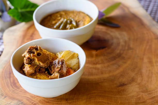 rabada, piatto tradizionale a coda di bue della cucina brasiliana. realizzato con carne di coda di bue. - meat ingredient vegetable clover foto e immagini stock