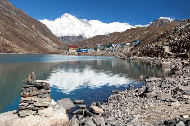 blick auf den berg cho oyu spiegelung in gokyo see - gokyo tal stock-fotos und bilder