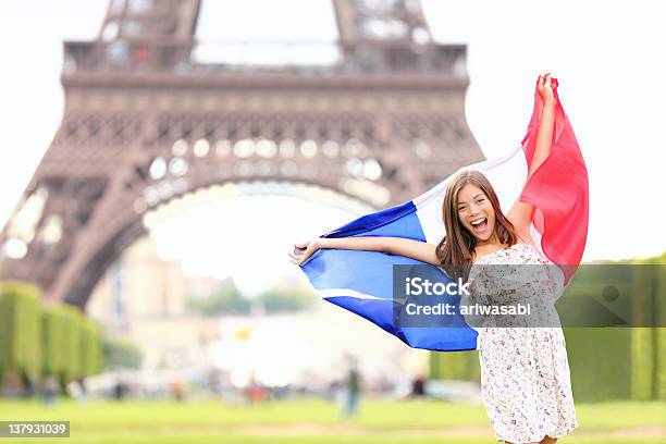 Францияфранцузский Флаг Женщина Эйфелева Башня Париж — стоковые фотографии и другие картинки Эйфелева башня
