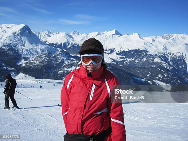 Schöne Junge Frau Mit Brille Im Skiwear Stockfoto und mehr Bilder von Alpen - Alpen, Berg, Berggipfel