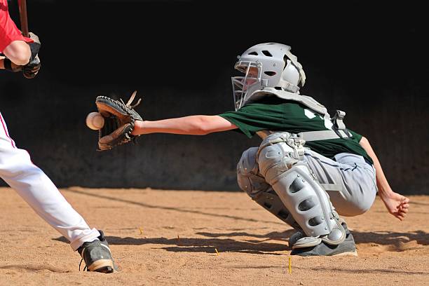 teen junge spielt baseball catcher - baseball player baseball sport catching stock-fotos und bilder