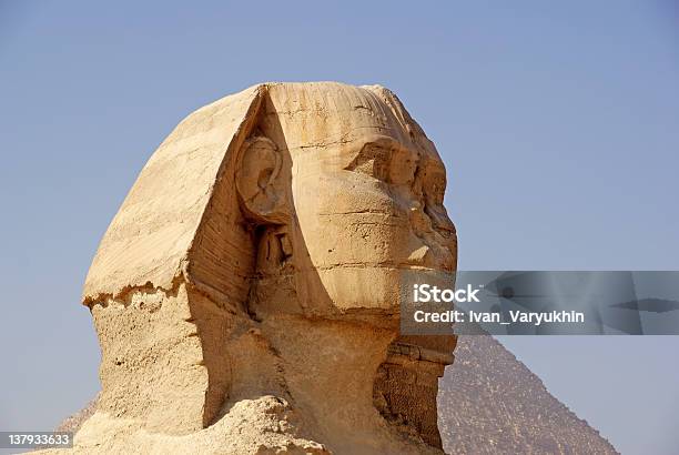 Foto de Grande Esfinge Com A Pirâmide De Quefén Ao Fundo e mais fotos de stock de Cultura egípcia