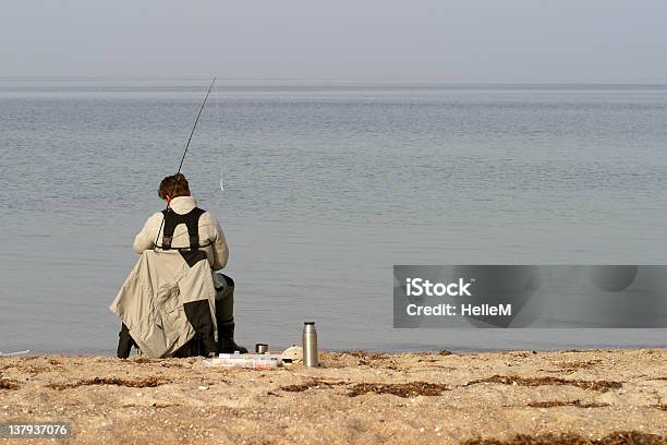 Foto de Fisher e mais fotos de stock de Adulto - Adulto, Anzol de pesca, Areia