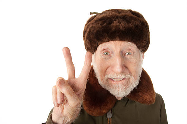 russian homem em peles boné fazer sinal de paz - russian culture smiling glasnost men - fotografias e filmes do acervo