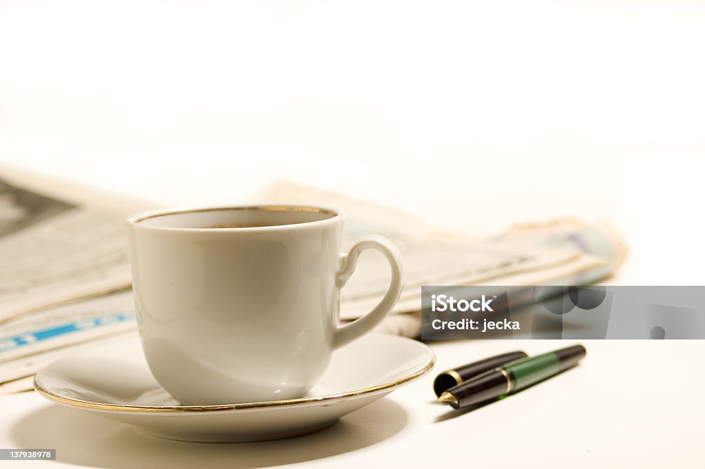 Quotidiani e caffè - Foto stock royalty-free di Bagnato