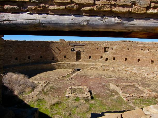 The Great Kiva of Casa Rinconada This great Kiva stands on top of a small hill and is partly above ground. Measuring 20 meters in diameter and 4 to 5 meters deep, making it one of the largest known great kivas. Kivas are ceremonial places in Puebloan culture, as well as symbols of the cosmos. At sunrise on the summer solstice, a beam of light from a northeastern opening in the kiva precisely illuminates a niche in the far wall. Chaco Culture National Historical Park is a UNESCO World Heritage Centre in New Mexico. chaco culture national historic park stock pictures, royalty-free photos & images