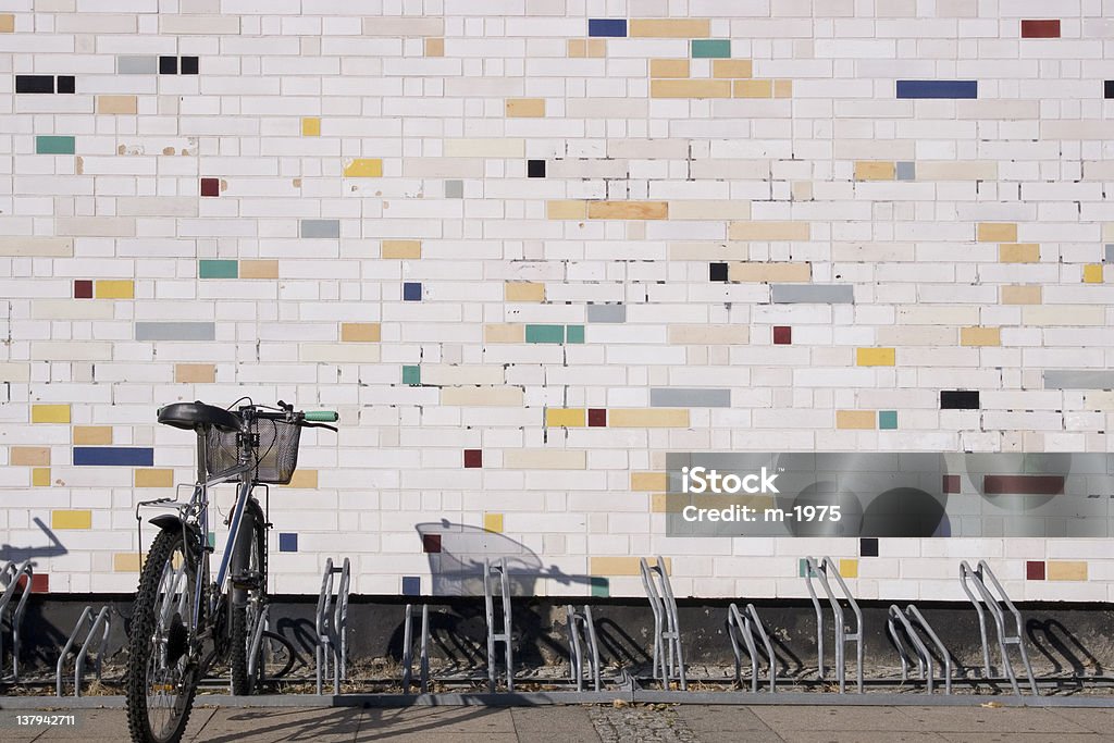 자전거 앞 선으로나 판석이 깔린 거리와 부두가 눈에 띕니다 벽 - 로열티 프리 거리 스톡 사진