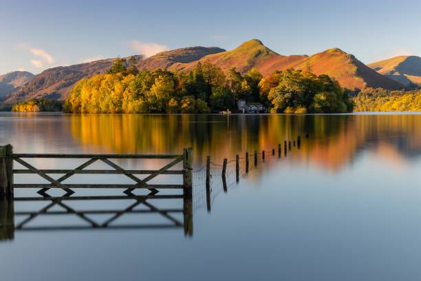 derwentwater sunrise - water lake reflection tranquil scene imagens e fotografias de stock