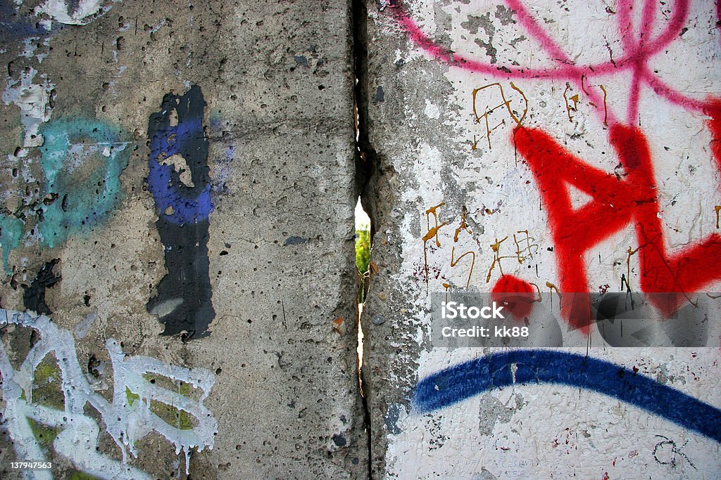 Guardando attraverso il muro di Berlino - Foto stock royalty-free di Berlino Ovest