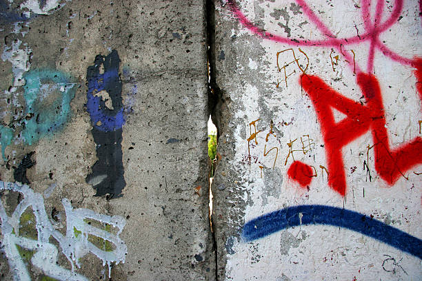루킹 through the berlin wall - west berlin 뉴스 사진 이미지