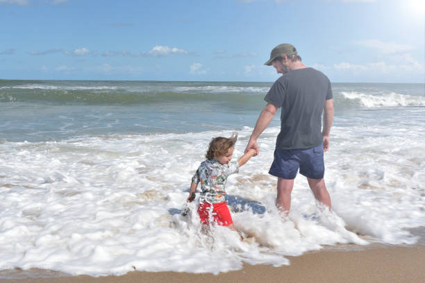 istock prdre con sus hijos en la playa 1379502985