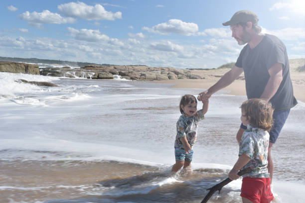 istock prdre con sus hijos en la playa 1379503534