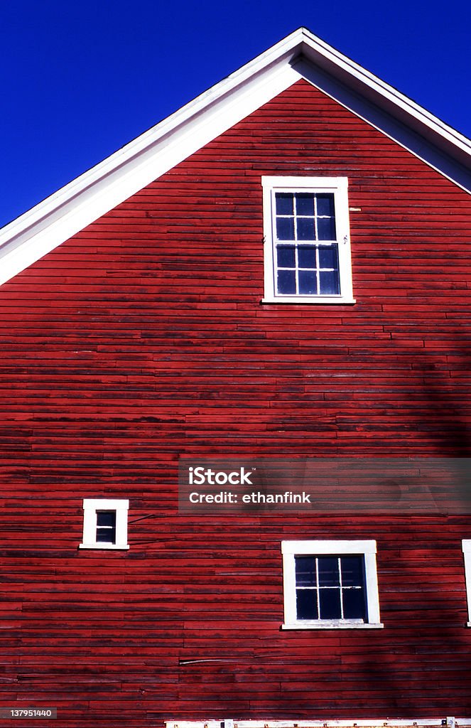 Red Barn bocznicy przeciw błękitne niebo - Zbiór zdjęć royalty-free (Siding - element budynku)