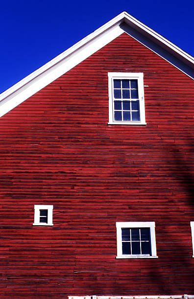 celeiro vermelho revestimento contra o céu azul - house colonial style residential structure new england - fotografias e filmes do acervo