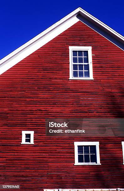 Foto de Celeiro Vermelho Revestimento Contra O Céu Azul e mais fotos de stock de Tapume - Revestimento - Tapume - Revestimento, Celeiro vermelho, Casa de fazenda