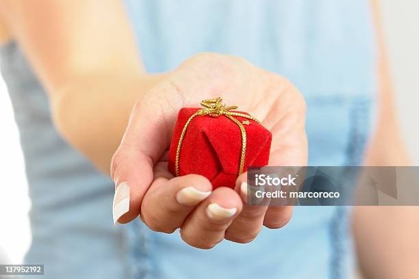 Foto de Tenho Presente Para Você e mais fotos de stock de Adulto - Adulto, Aniversário, Azul