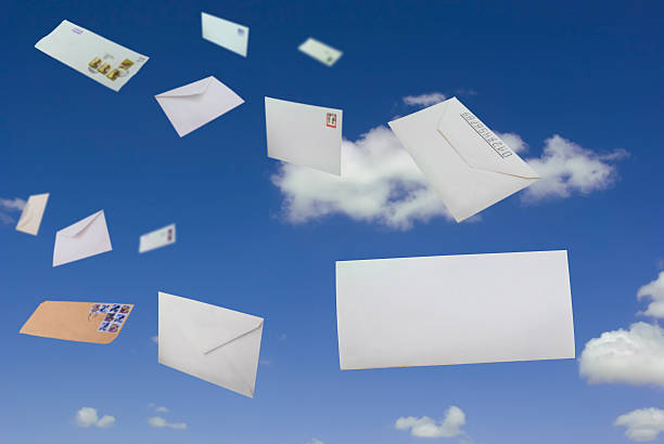 lettres dans le ciel - air mail photos et images de collection