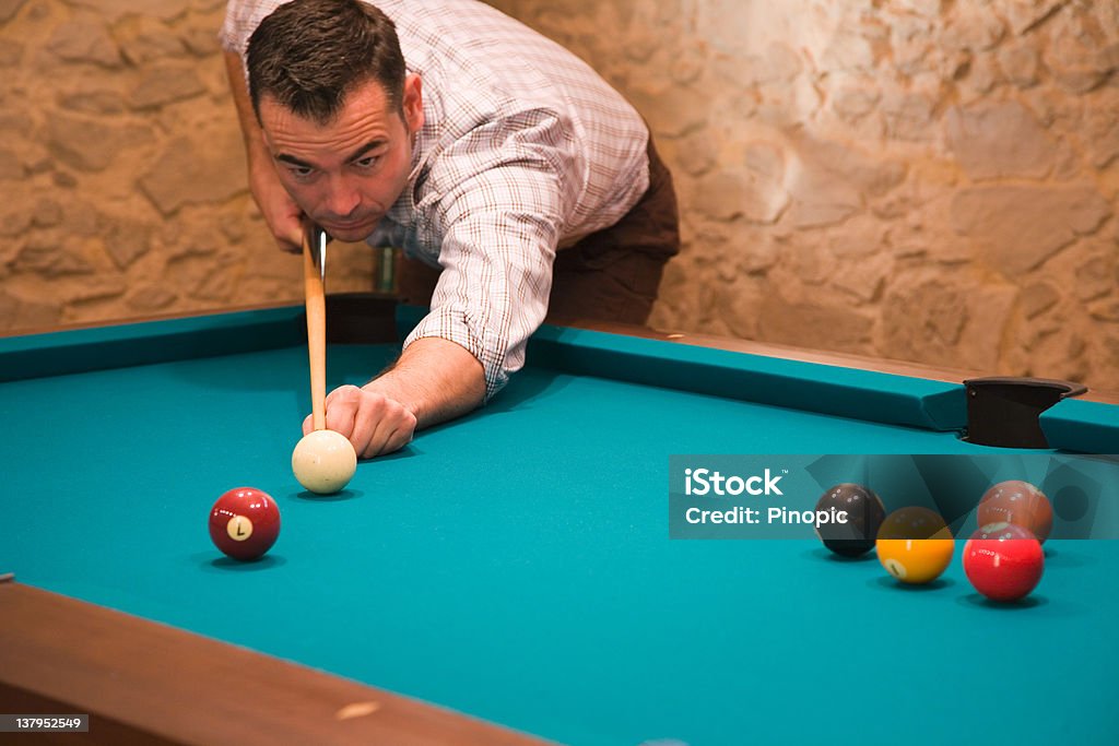 Uomo gioco snooker - Foto stock royalty-free di Abbigliamento casual