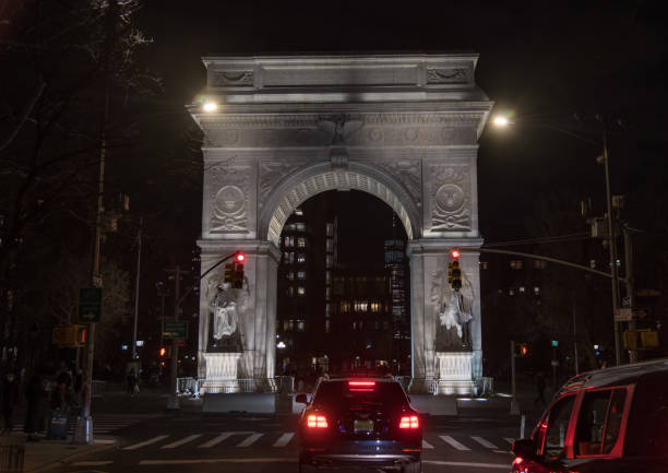 washington square arch bei nacht im winter, manhattan, new york - washington square triumphal arch stock-fotos und bilder