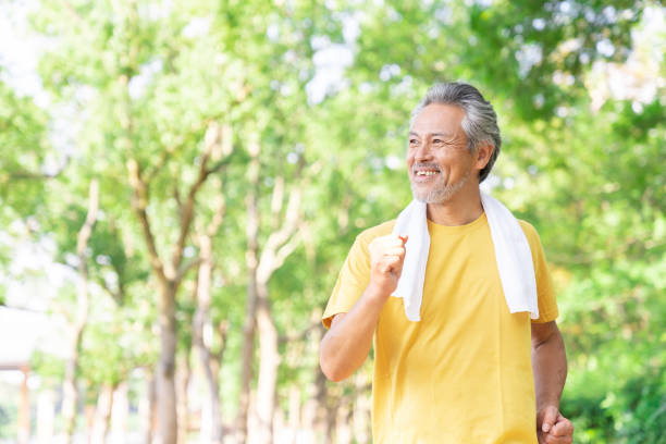 公園で運動している年配の男性 - sport running exercising jogging ストックフォトと画像