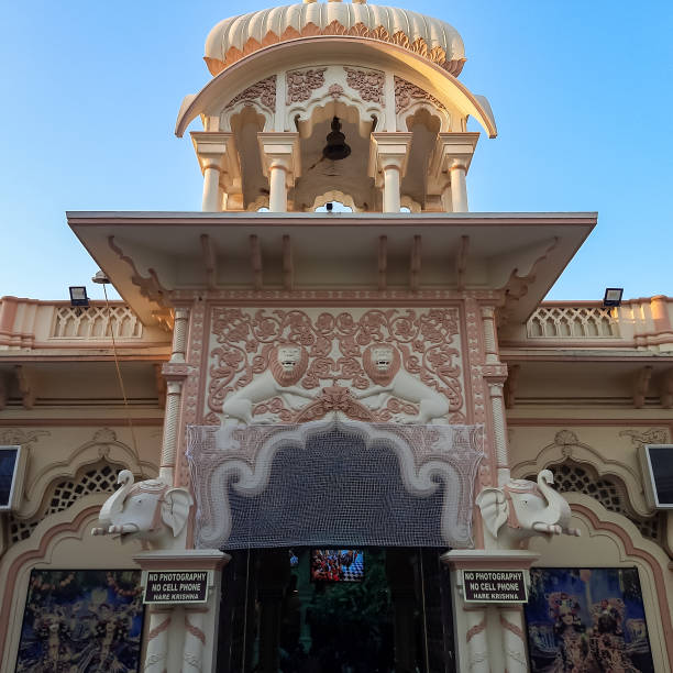 iskon tempel vrindavan, indien, sri krishna balaram mandir ist ein gaudiya vaishnava tempel in der heiligen stadt vrindavan in uttar pradesh staat von indien - international society for krishna consciousness stock-fotos und bilder