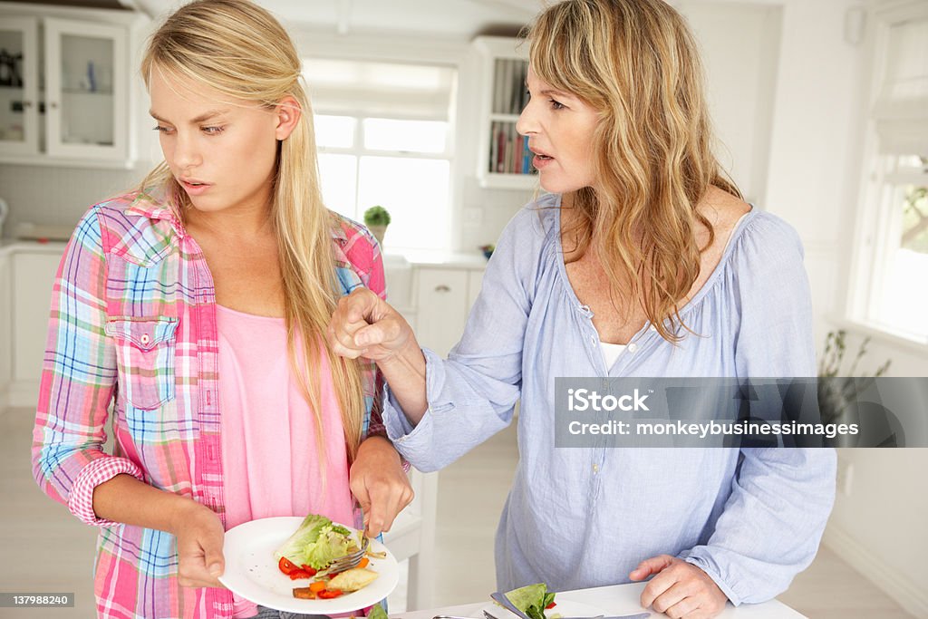 Mutter mit Teenager-Tochter streiten über Hausarbeit - Lizenzfrei Mutter Stock-Foto