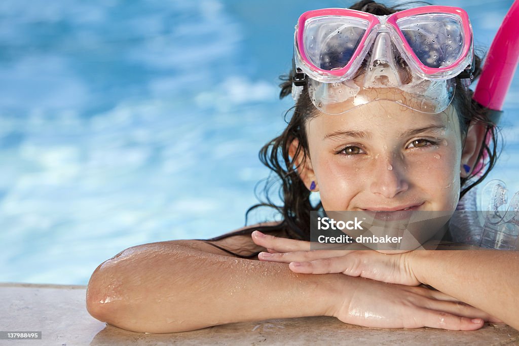 Feliz Menina criança vestindo Máscara e Tubo Respiratório equipamento, ao Lado da Piscina - Royalty-free Azul Foto de stock