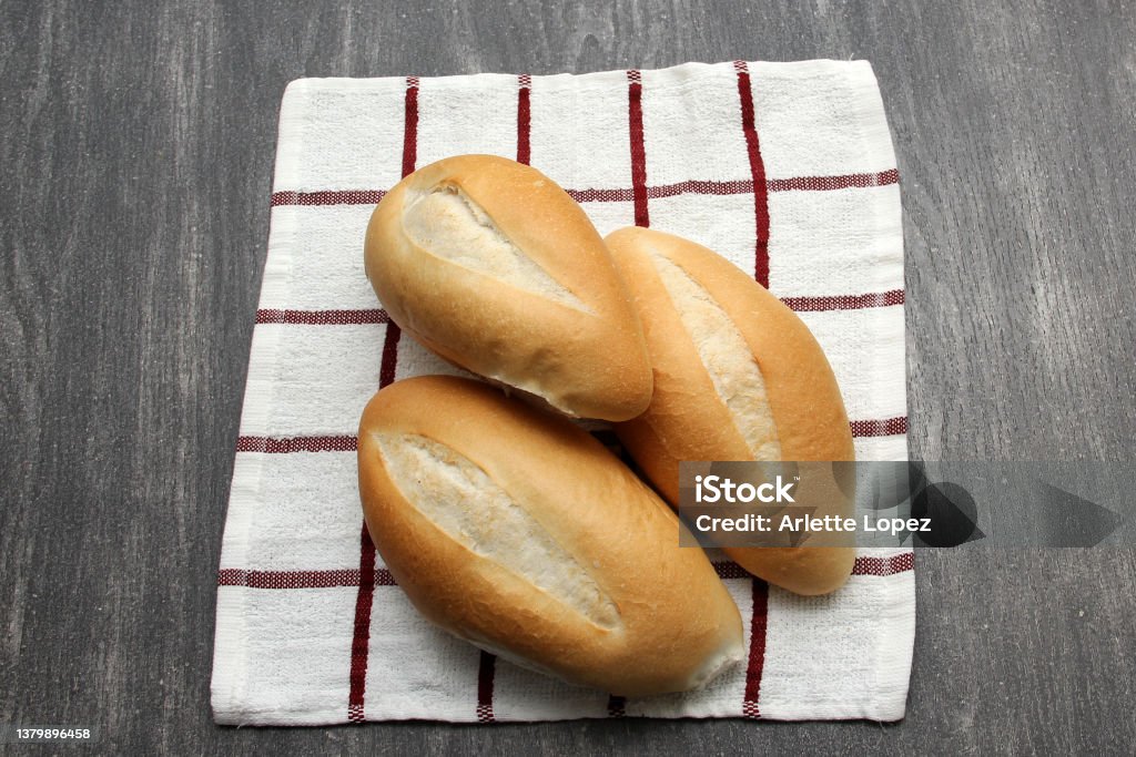 Fresco Delicioso Esponjoso Caliente Recién Hecho Con Harina De Trigo Pan Bolillo Mexicano Blanco Pan Pan Francés Listo Para Comer En Una Servilleta Sobre Una Tabla De Madera Gris Foto de stock Fresco Delicioso Esponjoso Caliente Recién Hecho Con Harina De Trigo Pan Bolillo Mexicano Blanco Pan Pan Francés Listo Para Comer En Una Servilleta Sobre Una Tabla De Madera Gris Foto de stock