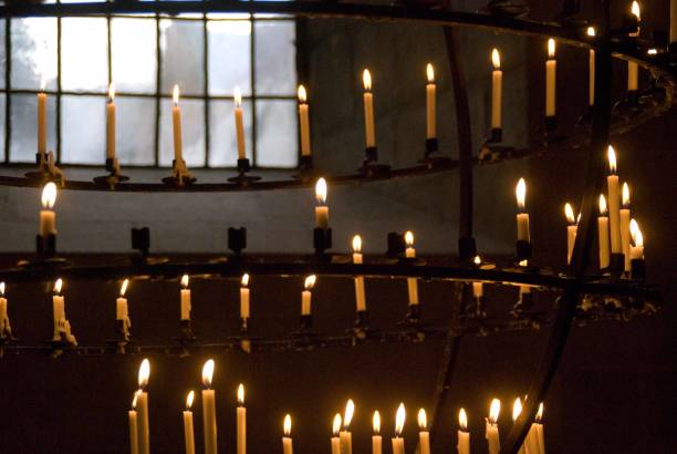 istock Ljus i kyrka 1379900123