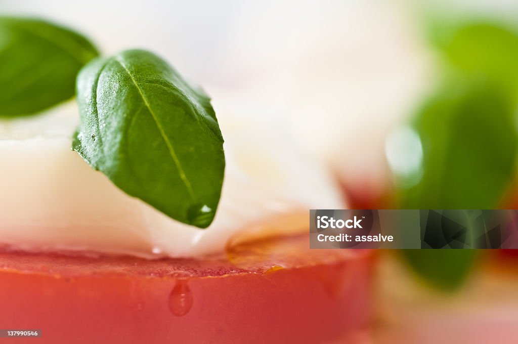 Makro Schuss von caprese-Salat - Lizenzfrei Basilikum Stock-Foto