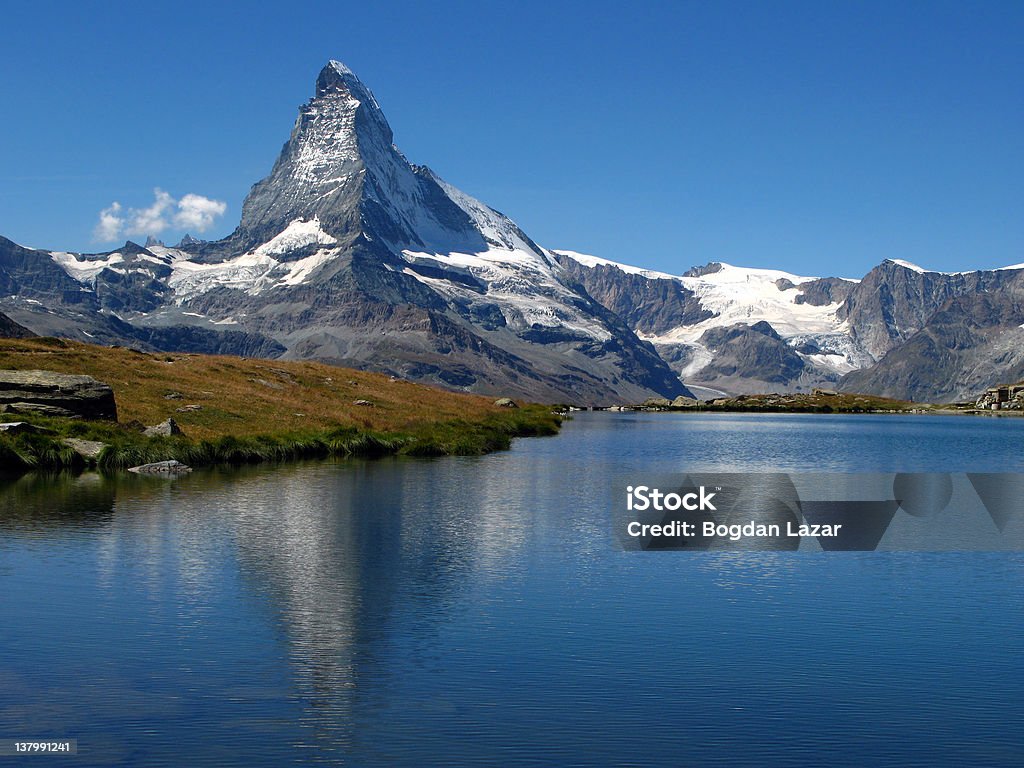 Matterhorn reflete em Stellisee 06, Suíça - Foto de stock de Alpes europeus royalty-free