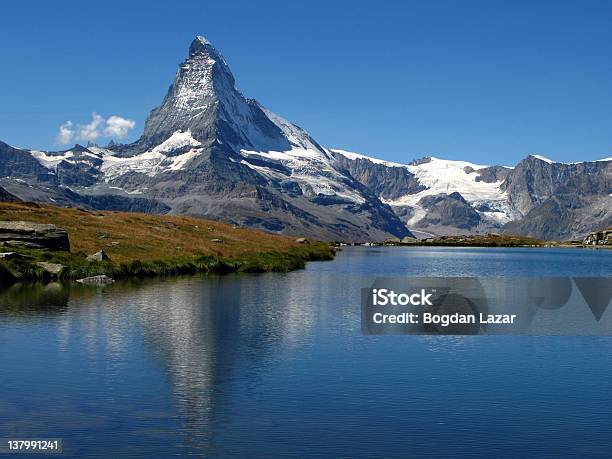 Matterhorn Reflectir Em Stellisee 06 Suíça - Fotografias de stock e mais imagens de Alpes Europeus - Alpes Europeus, Alpes suíços, Ao Ar Livre
