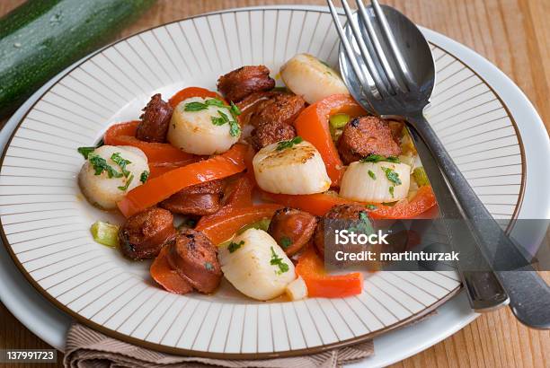 Capesante Con Chorizo - Fotografie stock e altre immagini di Bratwurst - Bratwurst, Carne, Cena