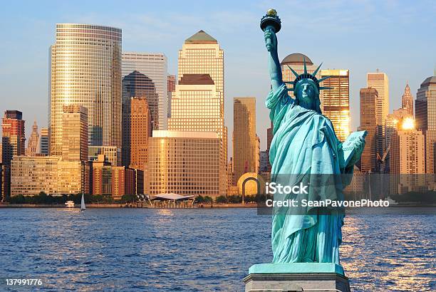 Photo libre de droit de Statue De La Liberté À New York City banque d'images et plus d'images libres de droit de État de New York - État de New York, New York City, Architecture