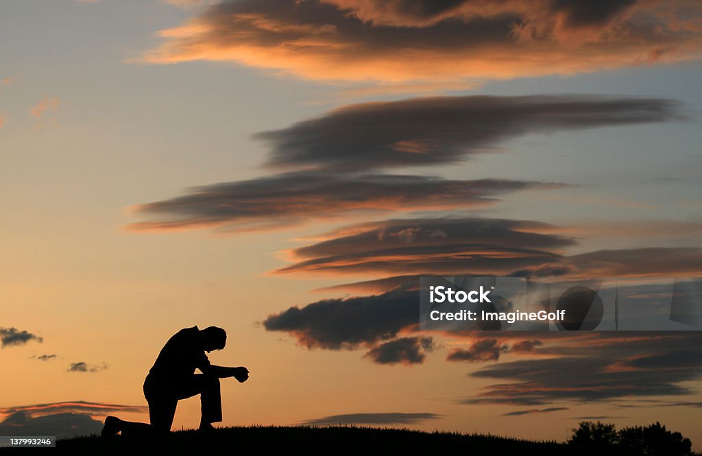 Вечерние Молитвенный сил�уэт - Стоковые фото Молиться роялти-фри