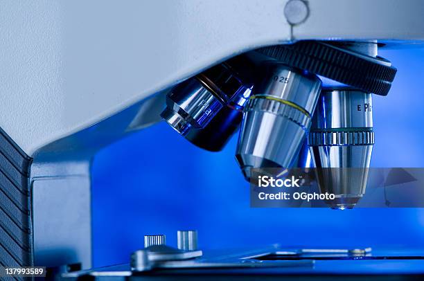 Detail View Of Микроскоп Кабелей — стоковые фотографии и другие картинки Линза - Линза, Анализировать, Без людей