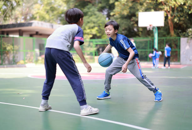 屋外で遊ぶ 2 つの男の子バスケットボール - basketball teenager nature outdoors ストックフォトと画像