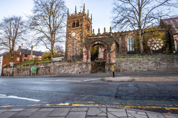 st. edward the confessor's church in der church street in leek in staffordshire, england - edward the confessor stock-fotos und bilder